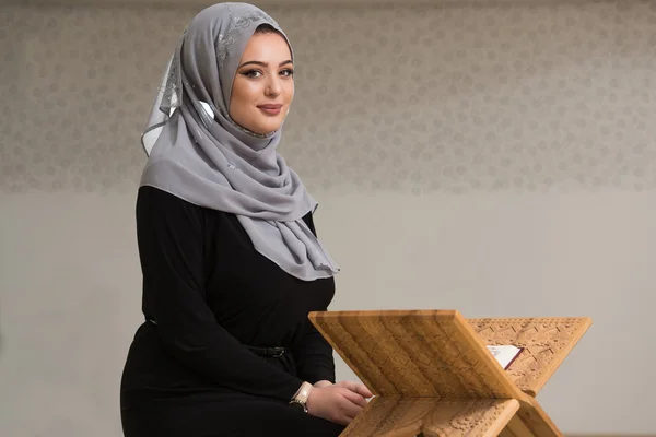 女人在清真寺的祷告和阅读古兰经 》 — 图库照片