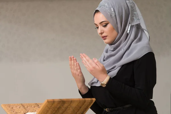 Mujer joven leyendo el Corán en la mezquita — Foto de Stock