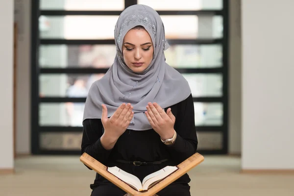 Mujer rezando en la mezquita y leyendo el Corán — Foto de Stock