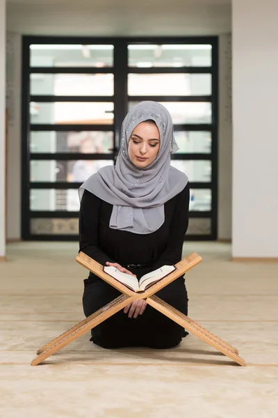 Mujer rezando en la mezquita y leyendo el Corán — Foto de Stock