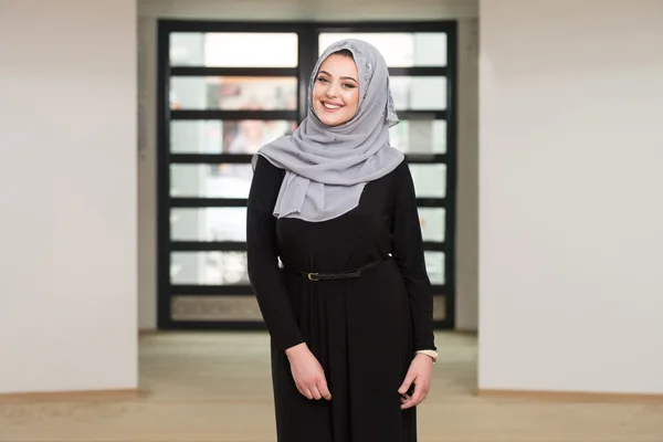 Young Muslim Woman Praying In Mosque — Stock Photo, Image