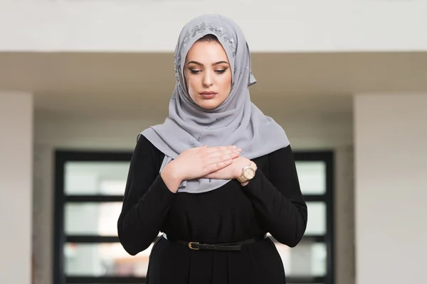 Jovem mulher muçulmana orando na mesquita — Fotografia de Stock