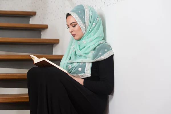 Jovem mulher lendo o Alcorão na mesquita — Fotografia de Stock