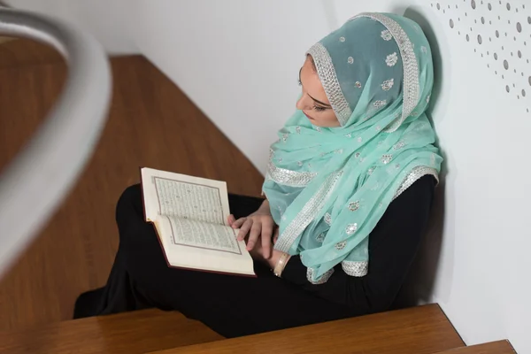 Mujer musulmana leyendo el Sagrado Corán — Foto de Stock