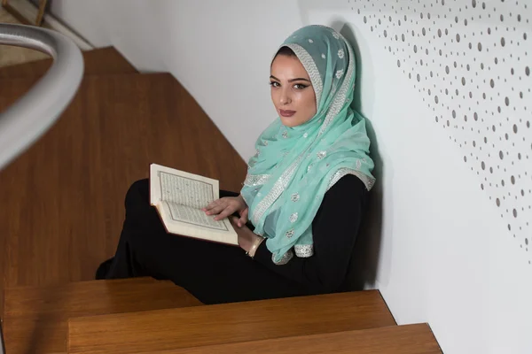 Mladá žena čte Korán v mešitě — Stock fotografie