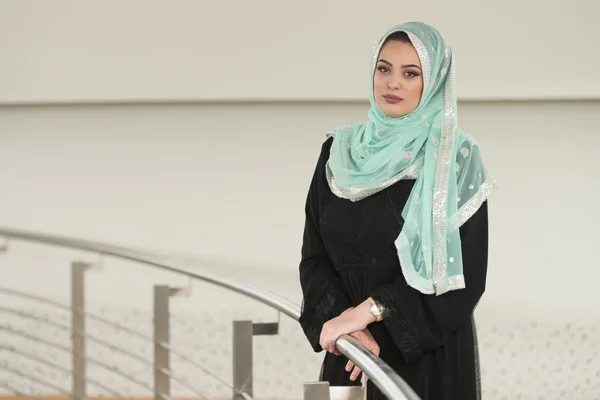 Muslimka žena na sobě hidžáb — Stock fotografie