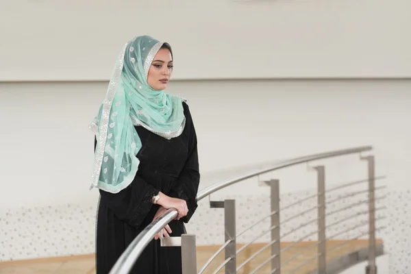 Muslimka žena na sobě hidžáb — Stock fotografie