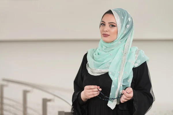 Meisje in hijab — Stockfoto