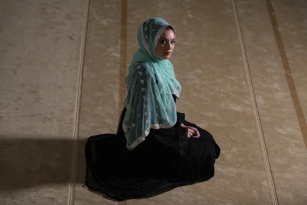 Caucasian Muslim Girl Praying — Stock Photo, Image