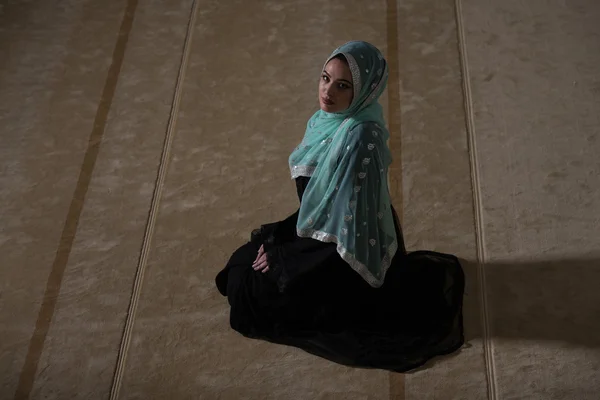 Jovem mulher muçulmana orando na mesquita — Fotografia de Stock