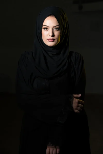Atractiva mujer musulmana sobre fondo negro — Foto de Stock