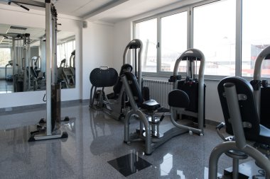 Büyük Modern spor salonu ile egzersiz donanımları