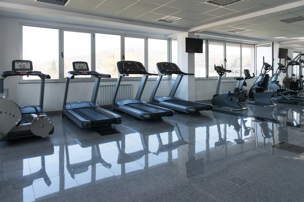 Interior moderno gimnasio con equipo —  Fotos de Stock