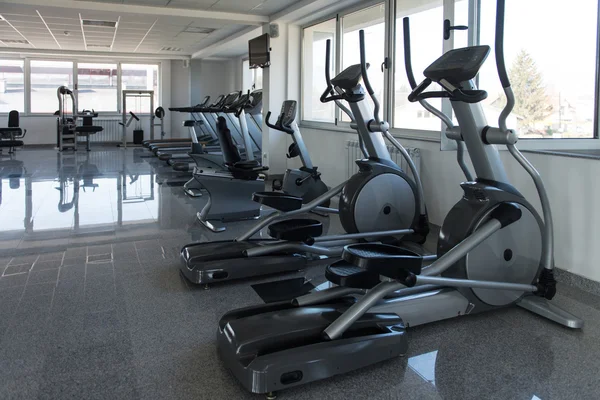 Machines d'exercice dans un gymnase moderne — Photo