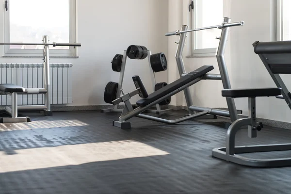 Modernt gym interiör med utrustning — Stockfoto