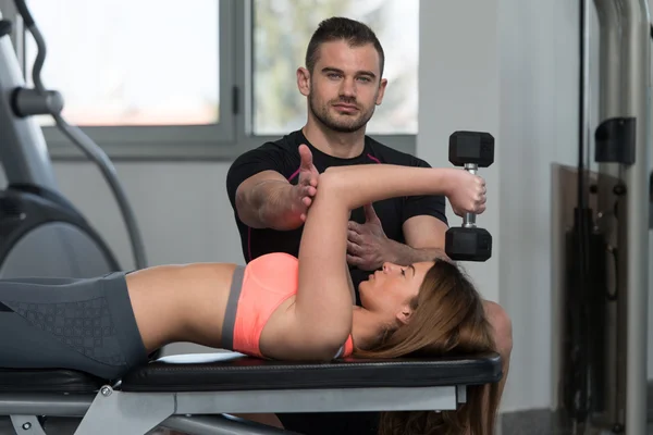 Osobní trenér pomáhá žena na Triceps cvičení — Stock fotografie
