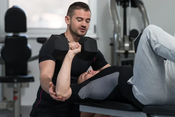 Personal Trainer helpt Man op borst oefening — Stockfoto