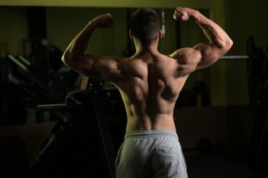 Kaslı adam kaslar arka çifte kol kası poz esneme