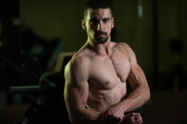 Kasların esneme sağlıklı genç adam