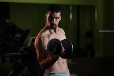 Adam pazı ile Halter egzersiz jimnastik salonu