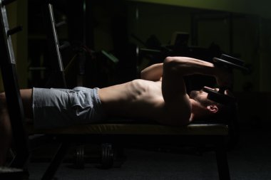 Triceps egzersiz halter ile genç adam