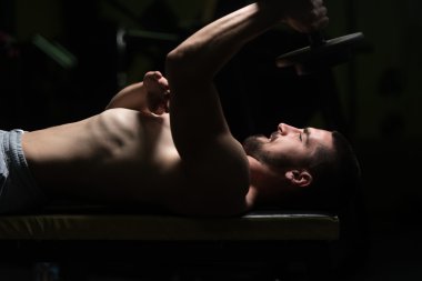 Dayanıklılık egzersiz halter karanlık odada ile