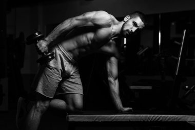 Triceps egzersiz halter ile genç adam