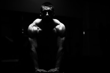 Karanlık bir odada bankta itmek