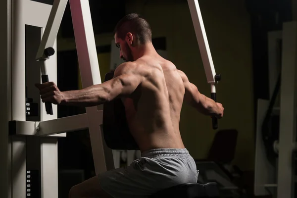 Junger Mann trainiert wieder im Fitnessstudio — Stockfoto