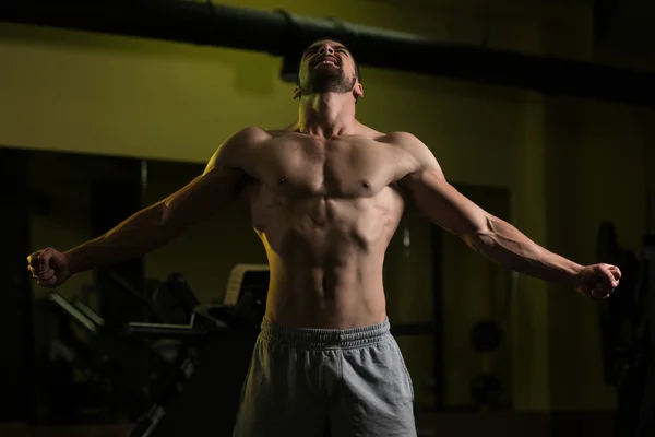 Jeune homme en bonne santé Muscles flexibles — Photo