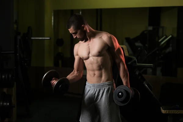 Ejercicio de bíceps con sombrillas en un gimnasio — Foto de Stock