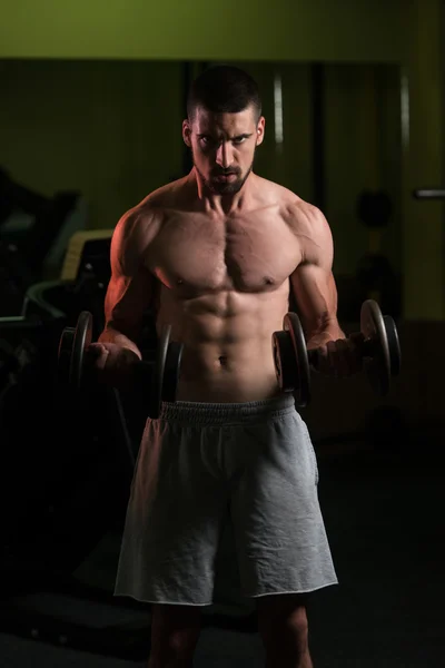 Ejercicio de bíceps con sombrillas en un gimnasio —  Fotos de Stock