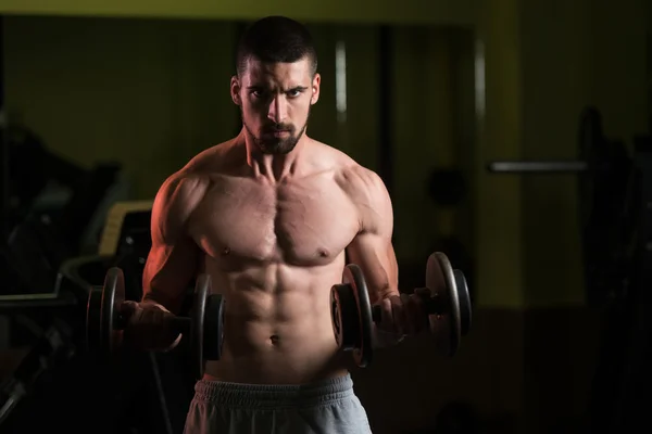 Biceps exercice avec haltère — Photo