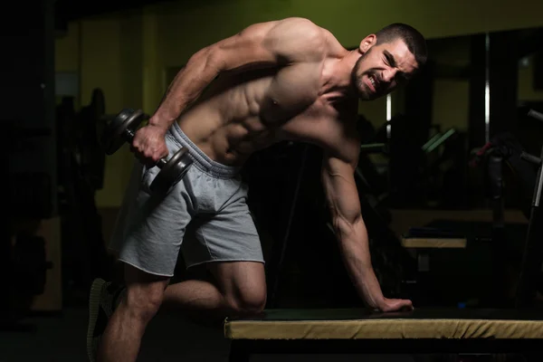 Jeune homme avec haltère exercice triceps — Photo