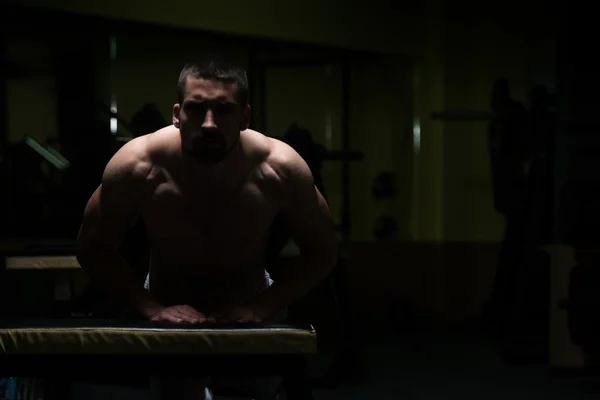 Push-ups On Bench In A Dark Room — Stock Photo, Image