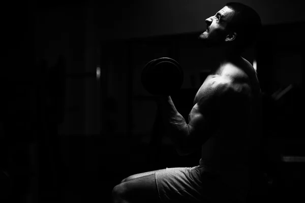 Ejercicio de bíceps con sombrillas en un gimnasio — Foto de Stock