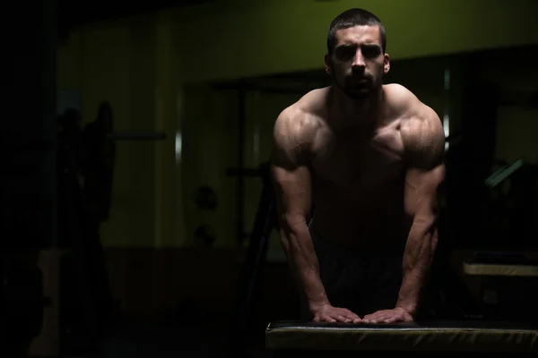 Push Ups On Bench In A Dark Room — Stock Photo, Image