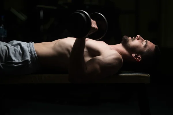 Nedre Arm övning med hantel i Gym — Stockfoto