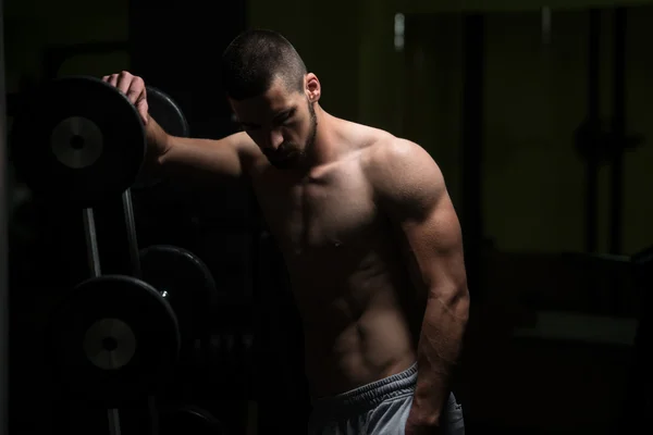 Retrato de um jovem musculoso fisicamente apto — Fotografia de Stock