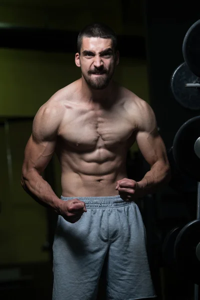 Jeune homme en bonne santé Muscles flexibles — Photo