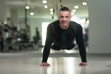 Push up Trx askıları ile egzersiz adam