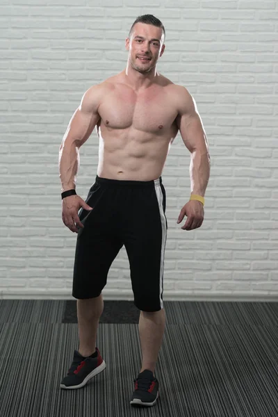 Porträtt av en vältränad muskulös ung man — Stockfoto