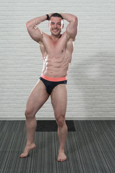 Здоровий молодий чоловік гнучкі м'язи — стокове фото