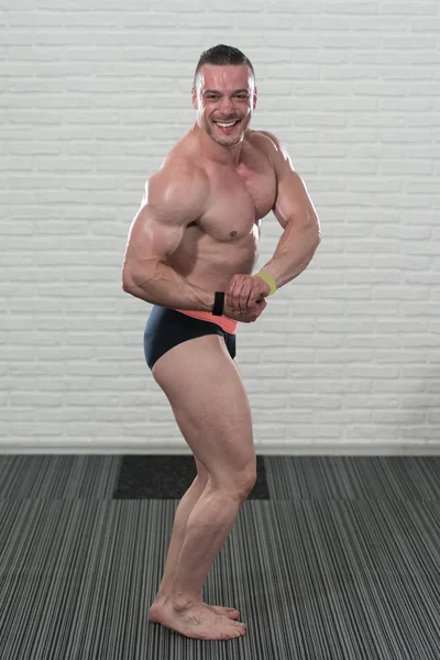 Bodybuilder buigen spieren — Stockfoto