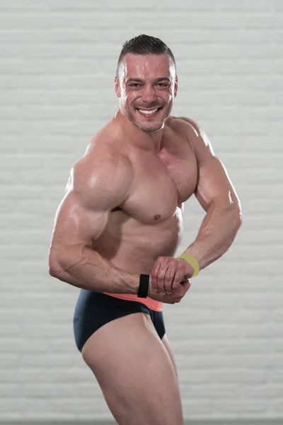 Gezonde jonge Man buigzame spieren — Stockfoto