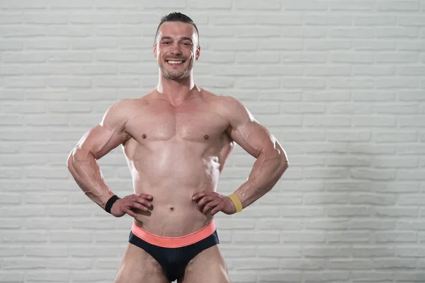 Hälsosam ung Man böjning muskler — Stockfoto