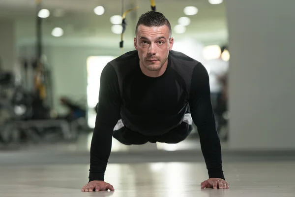 Man Exercising Push Ups With Trx Straps — Stock Photo, Image