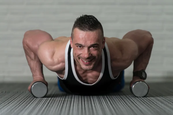 Push up Dumbbells ile — Stok fotoğraf