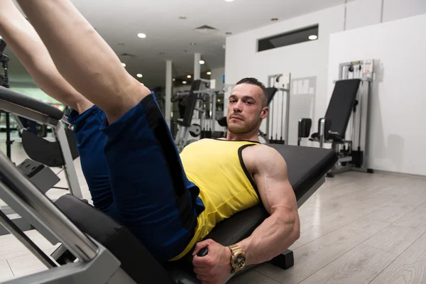 Homem na perna Imprensa Exercício Pernas — Fotografia de Stock