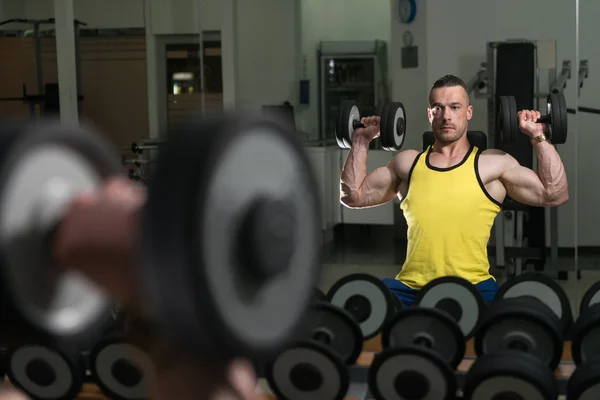 Bir spor salonunda egzersiz omuzlar — Stok fotoğraf